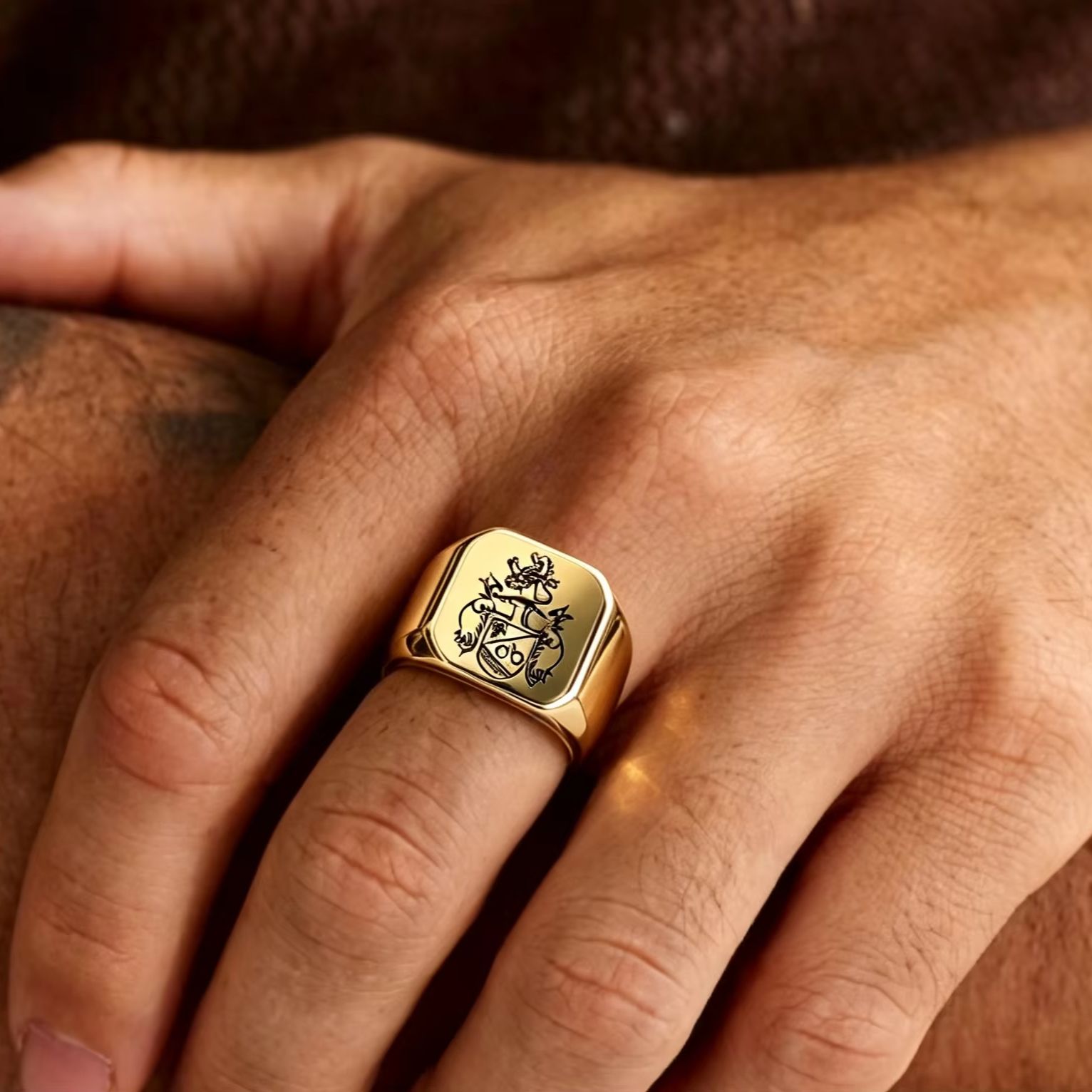 カスタムファミリー紋章印台リング メンズ用 パーソナライズ  - Mens Signet Ring のレビューと価格